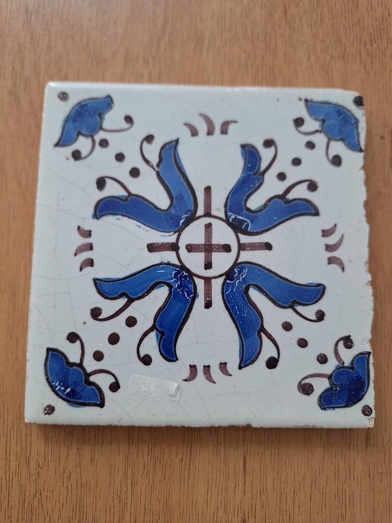 Oud wandtegeltje met blauw bloemmotief, Ophalen