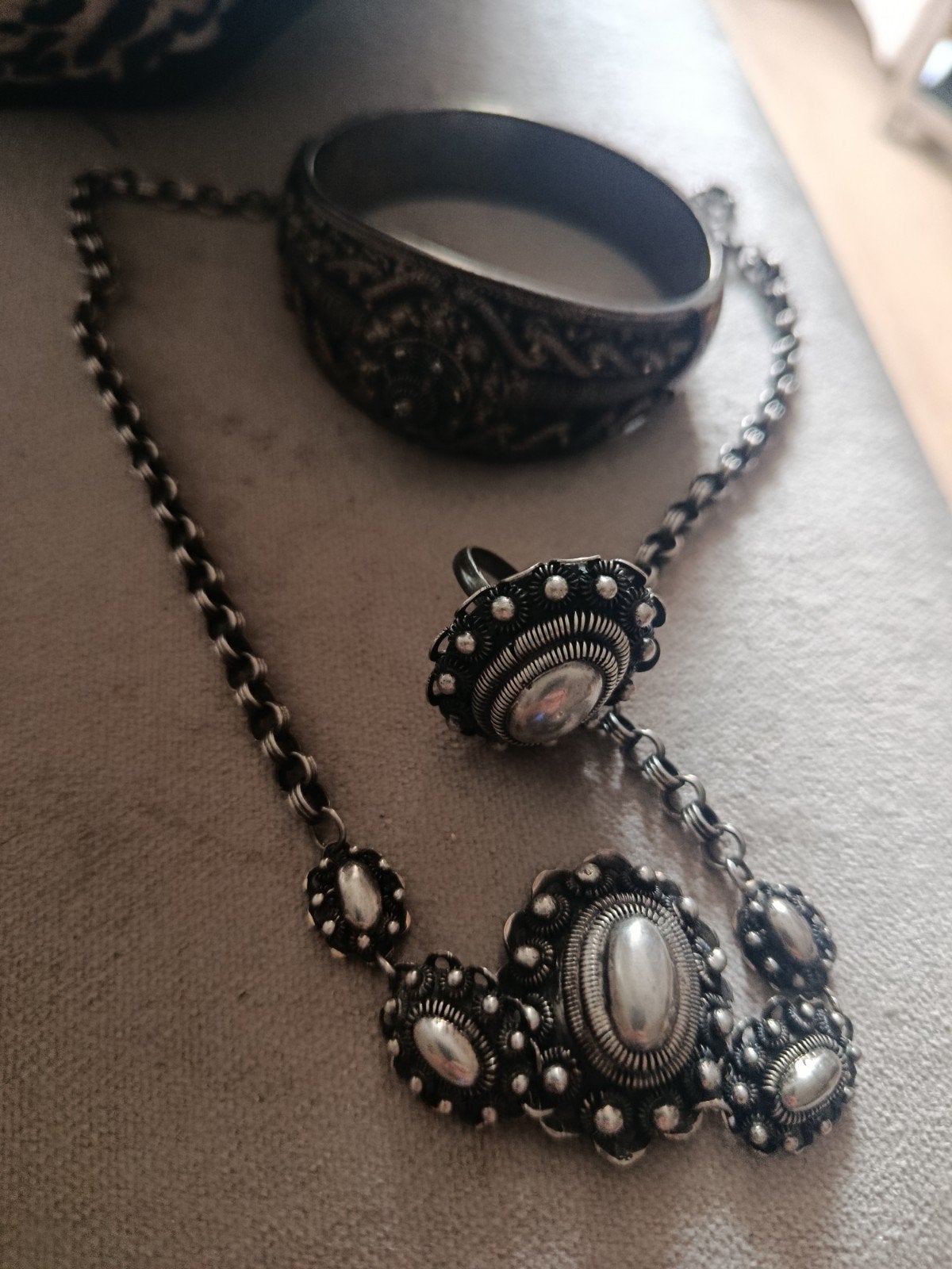 Sieraden antiek, Ophalen of Verzenden, Zo goed als nieuw, Overige materialen