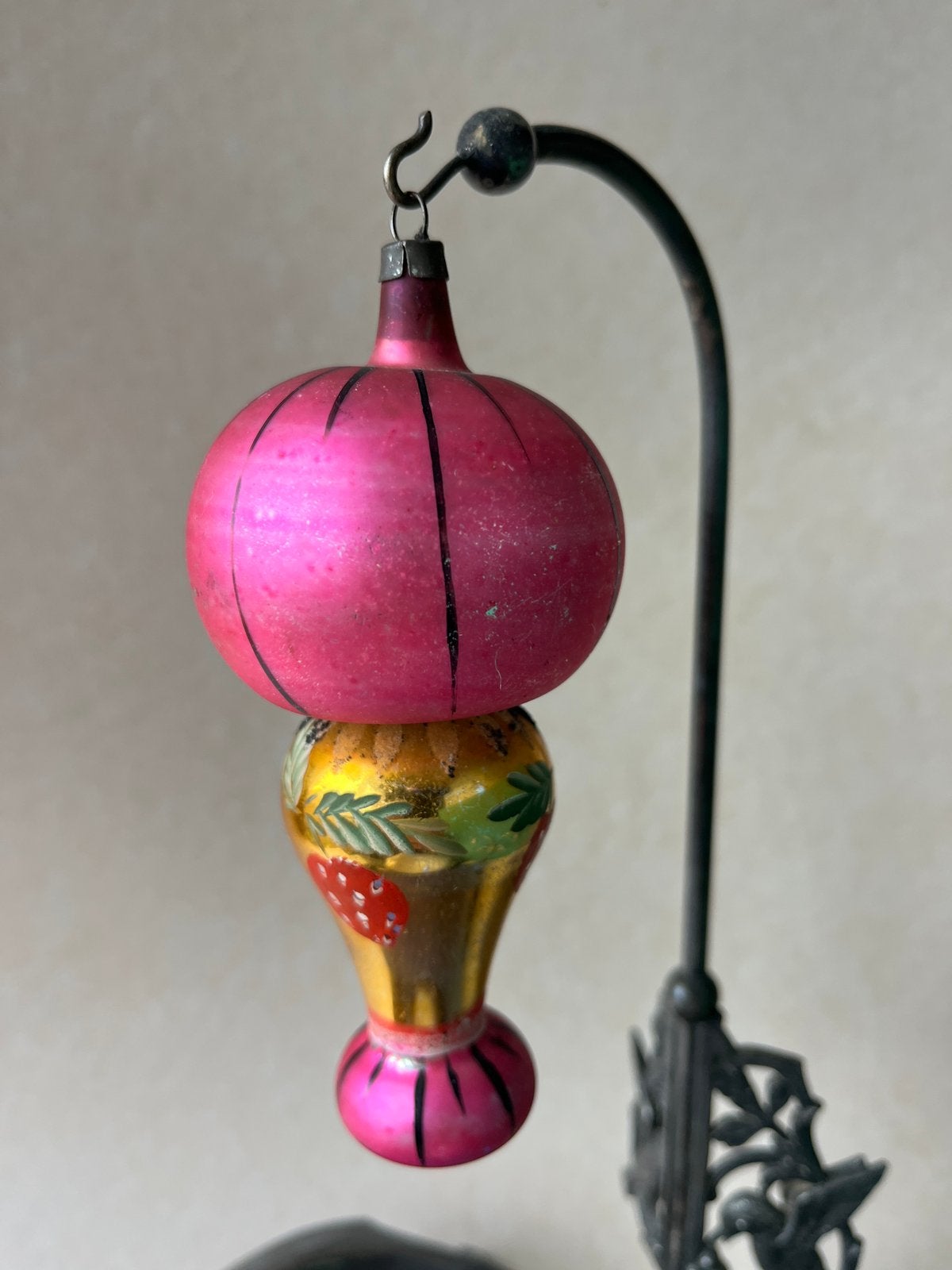 Oude glazen kerstbal (nr 71), roze, met aardbeien, Gebruikt, ., Ophalen of Verzenden, .