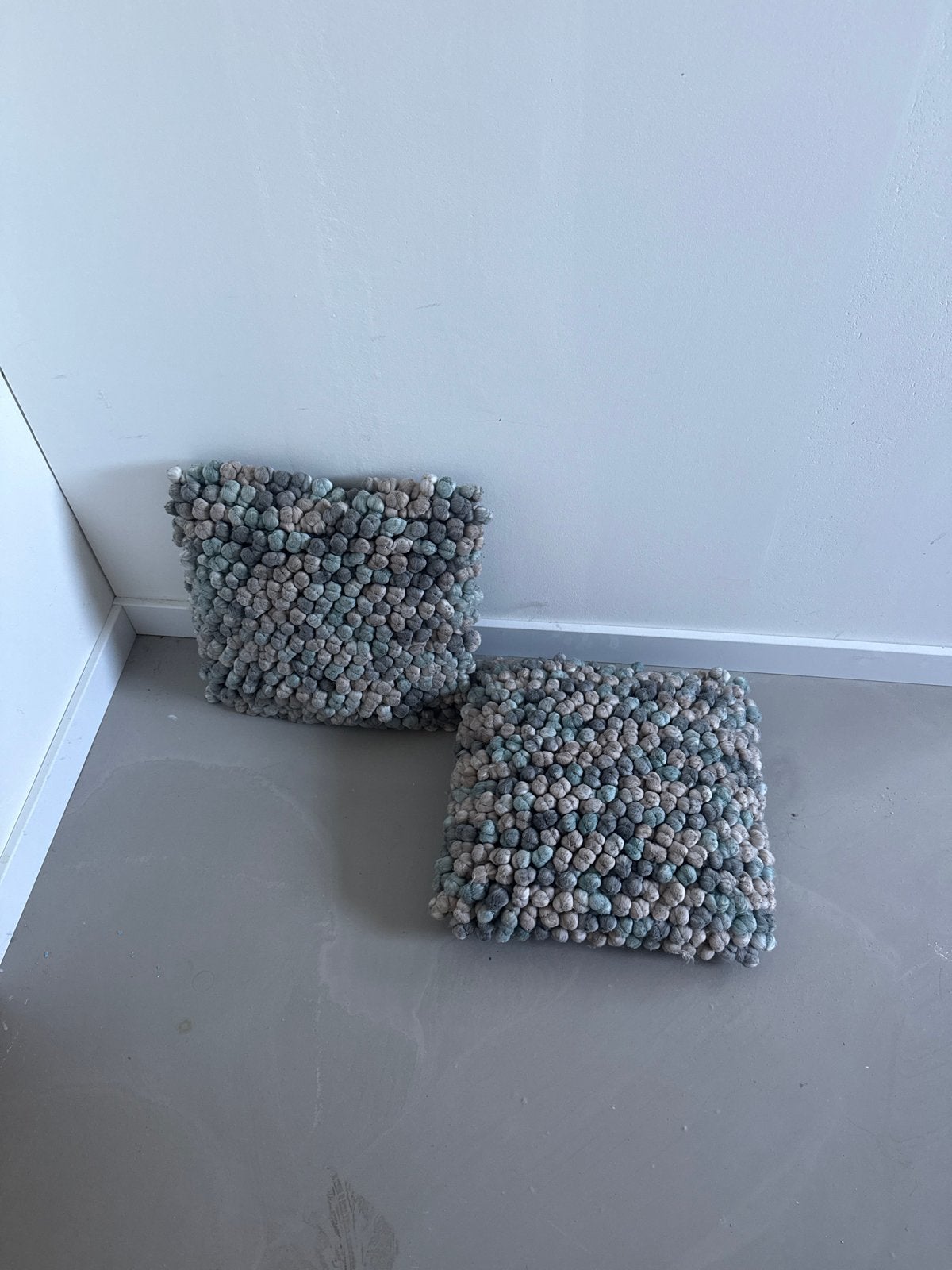 Set van 2 handgemaakte poefjes/vloerkussens, Ophalen, Minder dan 50 cm, Vierkant, Zo goed als nieuw