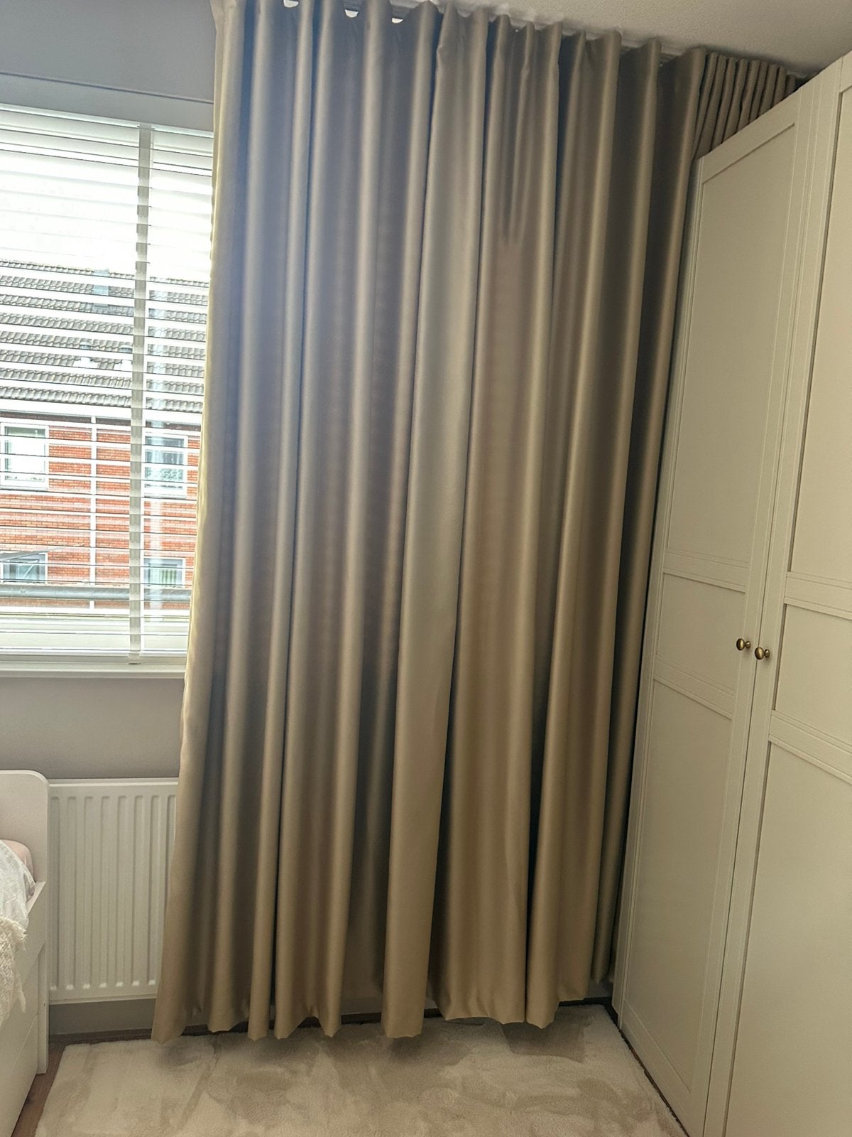 Nieuw licht verduisterend gordijn, Verduisterend, Beige, Ophalen of Verzenden, Zo goed als nieuw