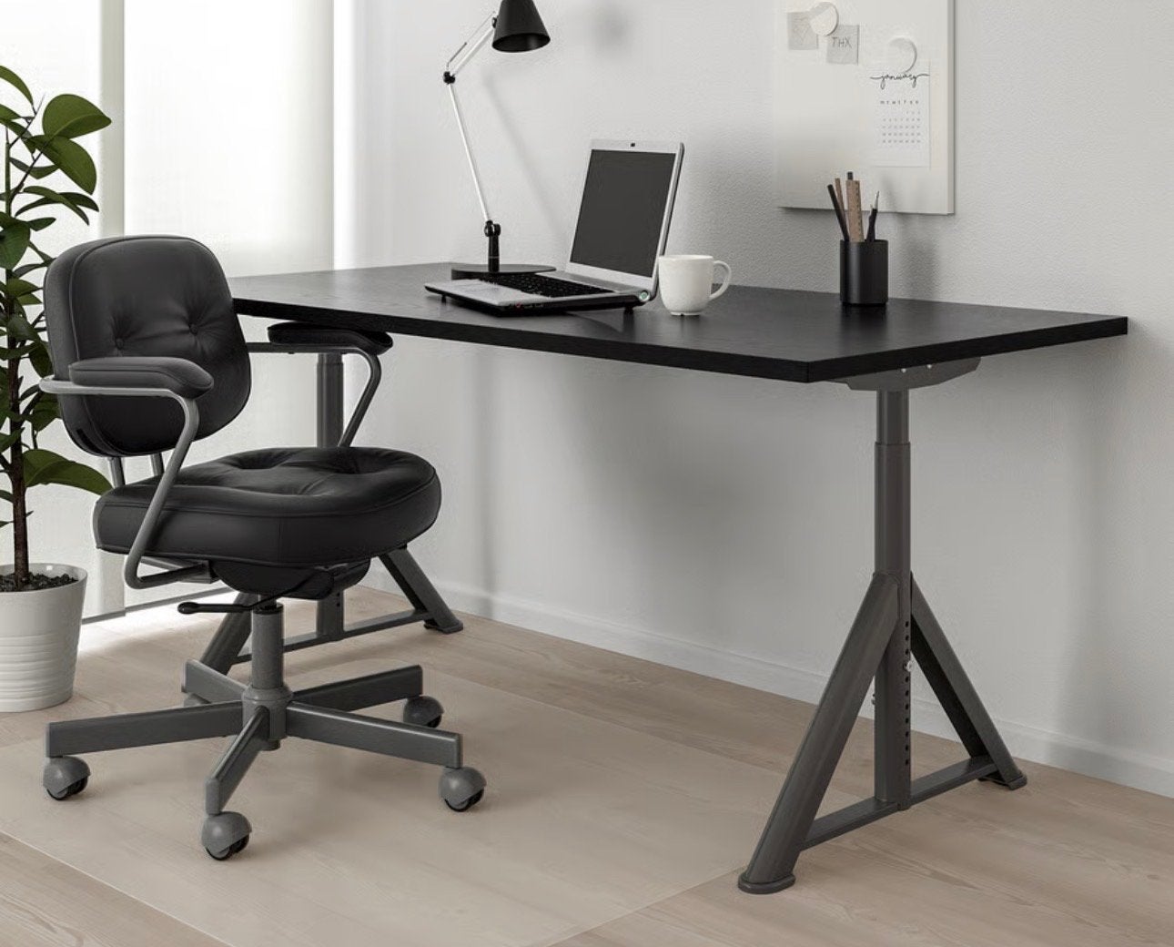 IKEA Idasen bureau zwart - handmatig verstelbaar in hoogte, Ophalen, Spaanplaat of MDF, In hoogte verstelbaar, Zo goed als nieuw