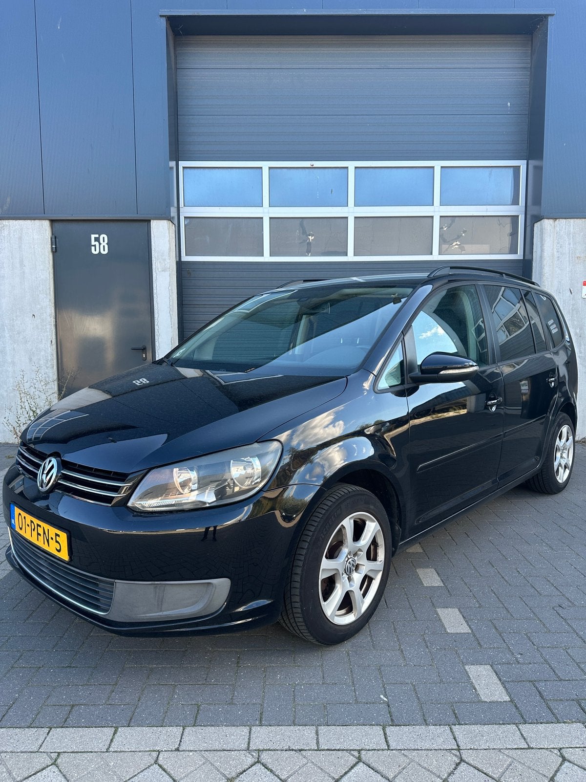 Volkswagen Touran 1.2 TSI 77KW BMT 2011 Zwart in nette staat, 4 cilinders, USB, Zwart, Origineel Nederlands