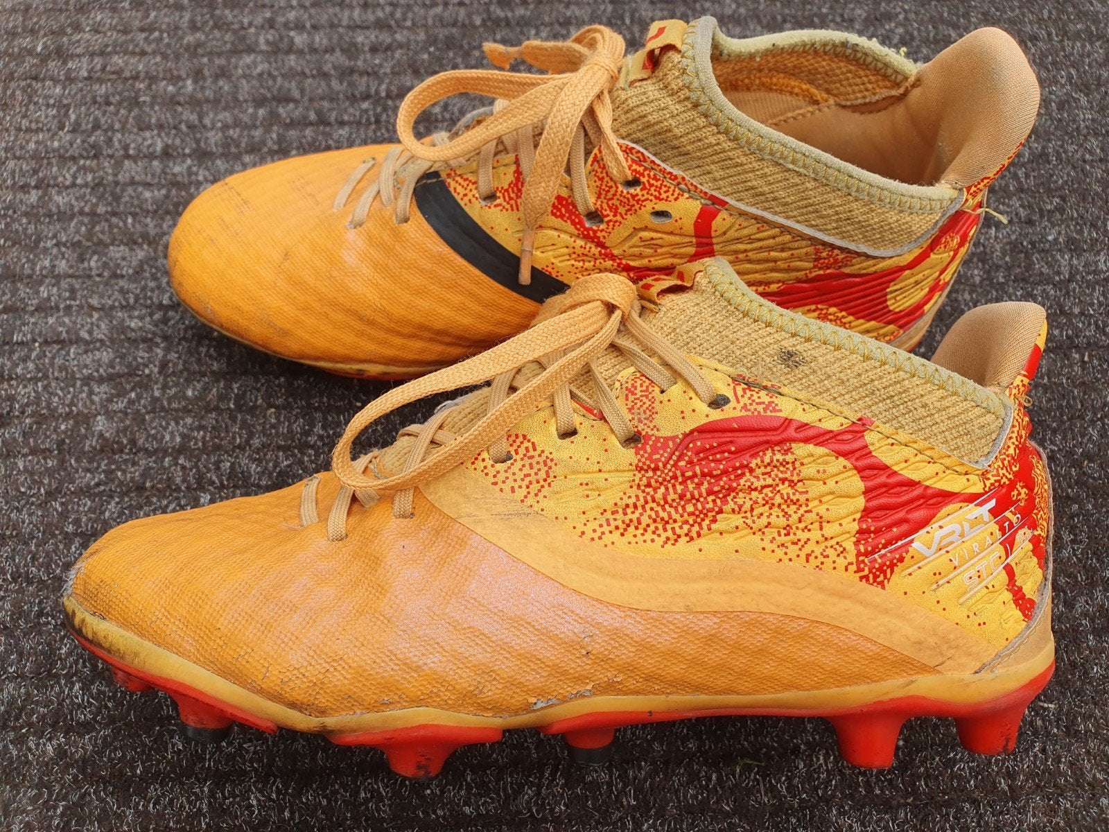 Oranje Kipsta voetbalschoenen 36, Kinderen en Baby's, Ophalen of Verzenden, Jongen of Meisje
