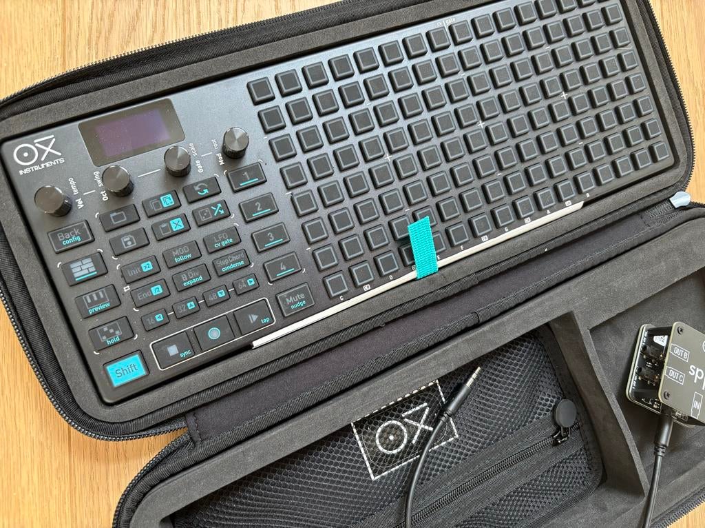 Oxi One MkI sequencer + Oxi Split + case, Overige merken, Zo goed als nieuw, Met midi-aansluiting, Overige aantallen
