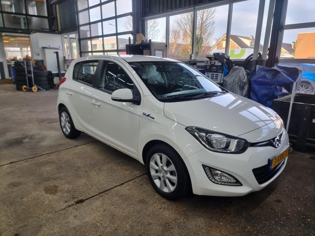 Hyundai i20 1.2I 5-DRS 2013 Wit, Auto's, 31 €/maand, 4 cilinders, Start-stop-systeem, Wit