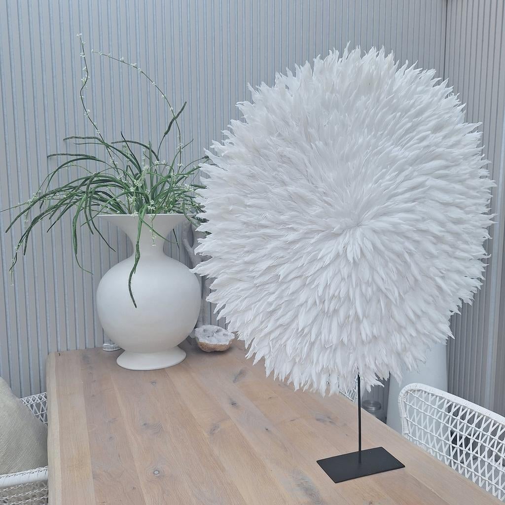Mega grote witte veren ornament op zwarte voet ibiza stijl, Huis en Inrichting, Woonaccessoires | Overige, Zo goed als nieuw, Ophalen