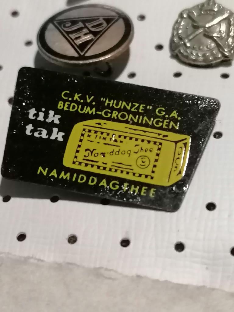 SPELD  TIK TAK C K V   HUNZE  DA    BEDUM GRONINGEN, Ophalen of Verzenden, Gebruikt, Merk, Speldje of Pin