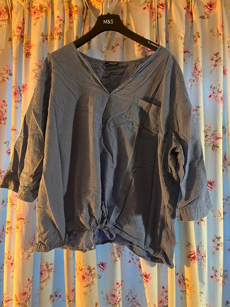 Norah blouse maat 48 - zachtblauw met polkadots, Ophalen of Verzenden, Gedragen, Maat 46/48 (XL) of groter, Blauw