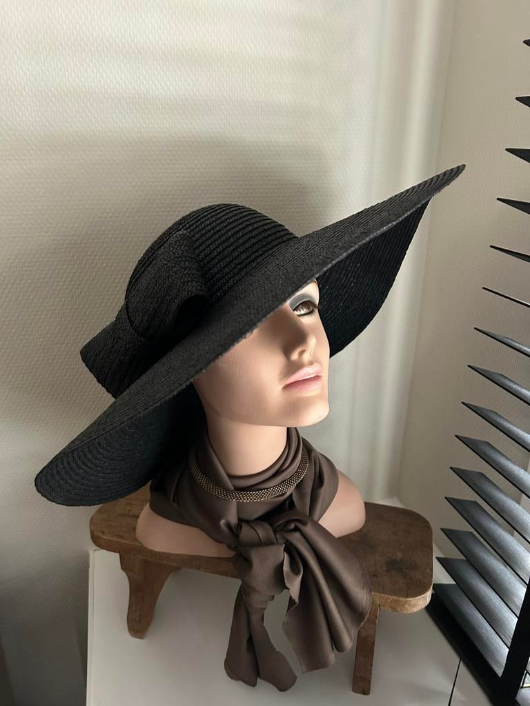 OUDE ZWARTE RIETEN ( VINTAGE ) HOED MET STRIK …., Antiek en Kunst, Antiek | Kleding en Accessoires, Ophalen of Verzenden, Dames