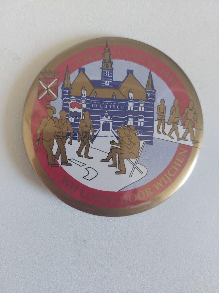 NIJMEGENSE VIERDAAGSE BUTTON 1990 lopen door WIJCHEN, Ophalen of Verzenden, Gebruikt, Stad of Land, Button