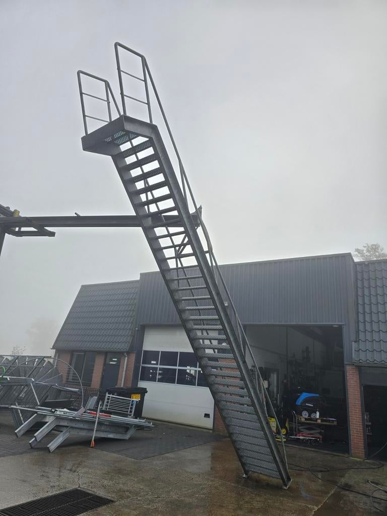 Stalen trap met bordes gegalv hoog 6.4mtr nob163, Ophalen, Zo goed als nieuw, 2 tot 4 meter