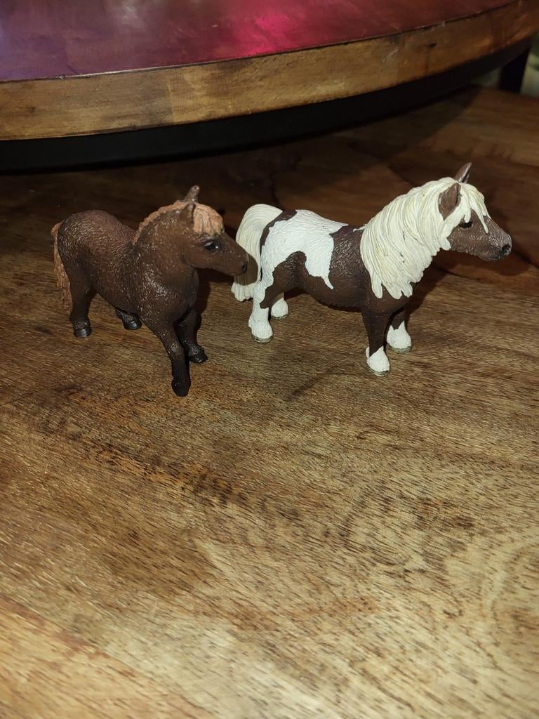 Twee Schleich paardenshetlanders, Ophalen of Verzenden, Zo goed als nieuw, Paard