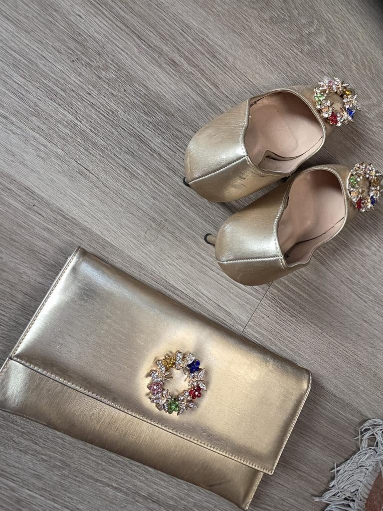 Gouden pumps met bijpassende clutch, Kleding | Dames, Schoenen, Pumps, Geel, Ophalen of Verzenden, Onbekend
