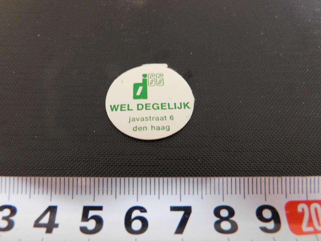 sticker politiek D'66 wel degelijk javastraat 6 den haag, Ophalen, Zo goed als nieuw