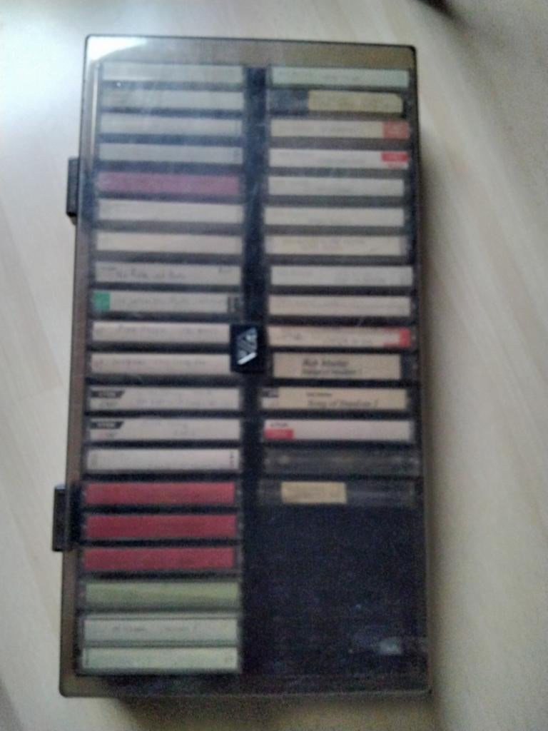 Cassettebandjes, opgenomen, Cd's en Dvd's, Cassettebandjes, Gebruikt, Toebehoren, Overige genres, 26 bandjes of meer, Met bewaardoos, rek of koffer