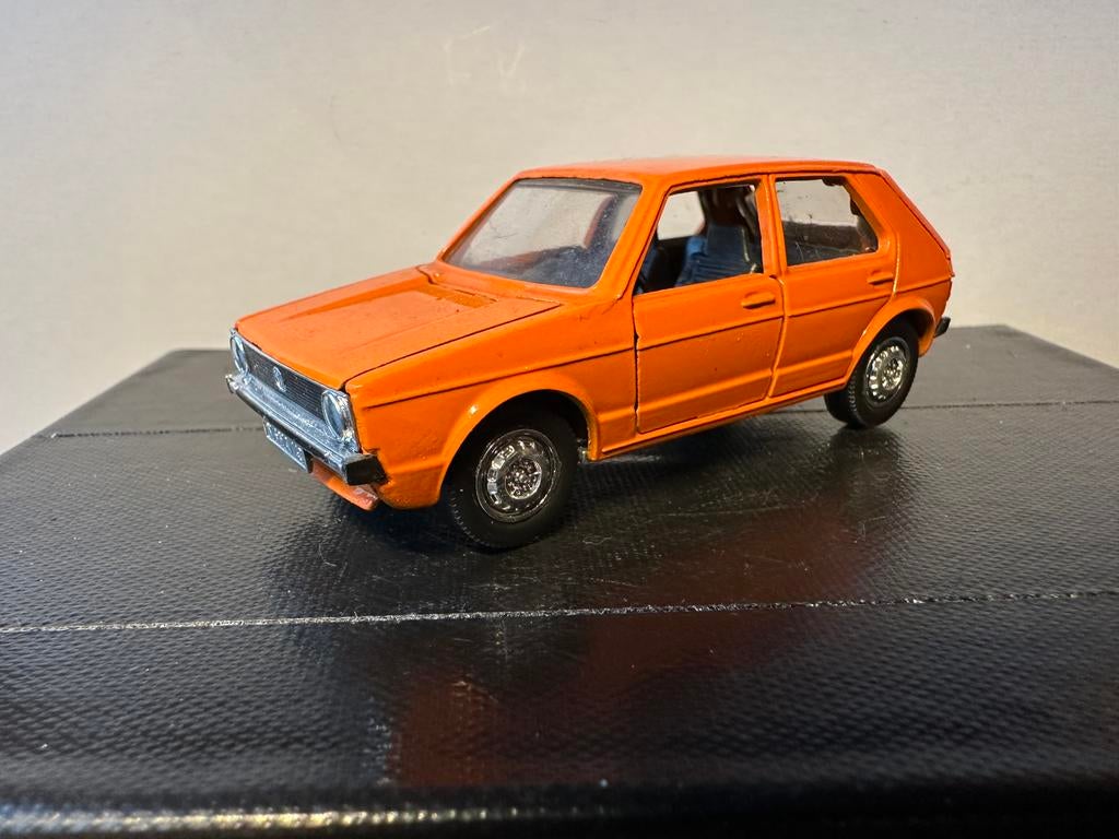 VW Golf MK1 Oranje, Hobby en Vrije tijd, Modelauto's | 1:43, Ophalen of Verzenden, Zo goed als nieuw, Auto, Schuco