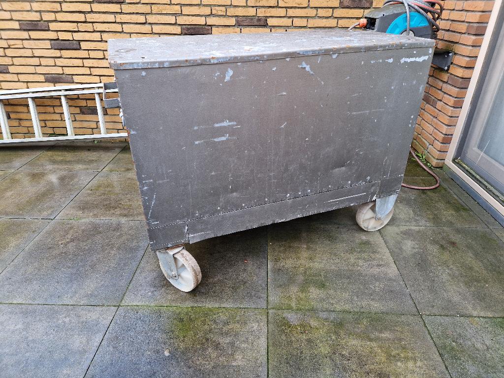 Gereedschapswagen afsluitbaar met stroomvoorziening, Ophalen, Gebruikt