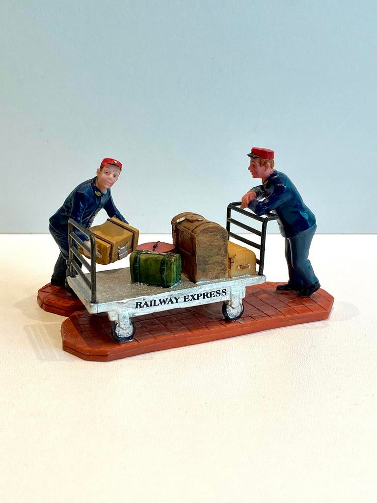Lemax Baggage Handlers, set of 2 (12508), Verzenden