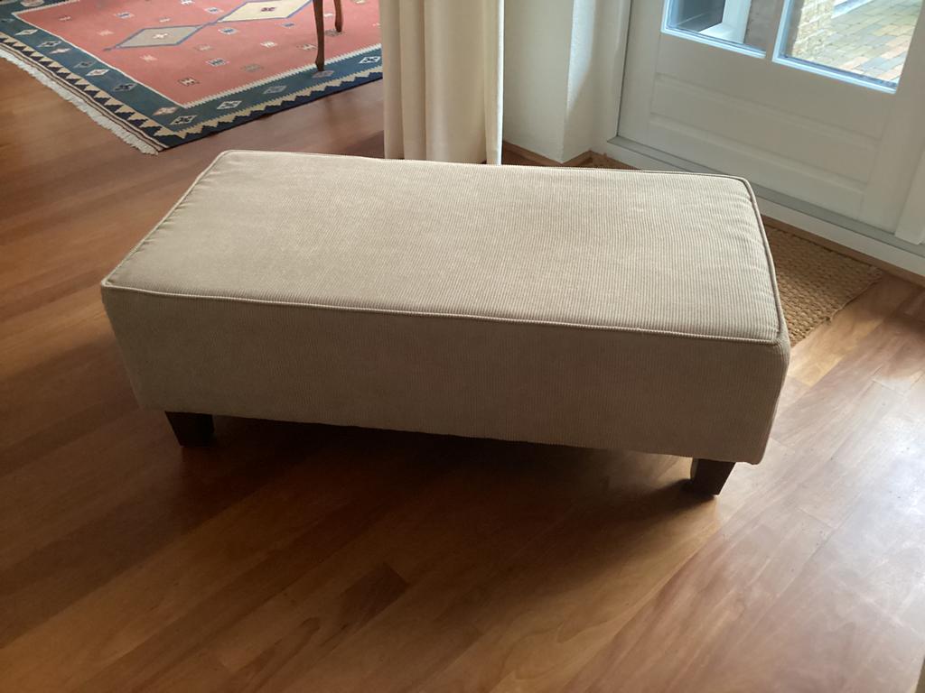 Voetenbank/salontafel, groot en gestoffeerd., Stof, Rechthoekig, 50 tot 75 cm, 75 tot 100 cm
