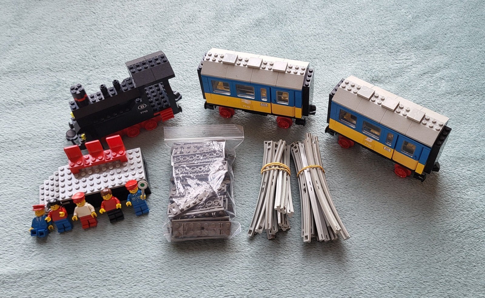 Lego trein grijze rails, duw locomotief, wagons, perron 7710, Compleet, Gebruikt, Lego, Ophalen of Verzenden