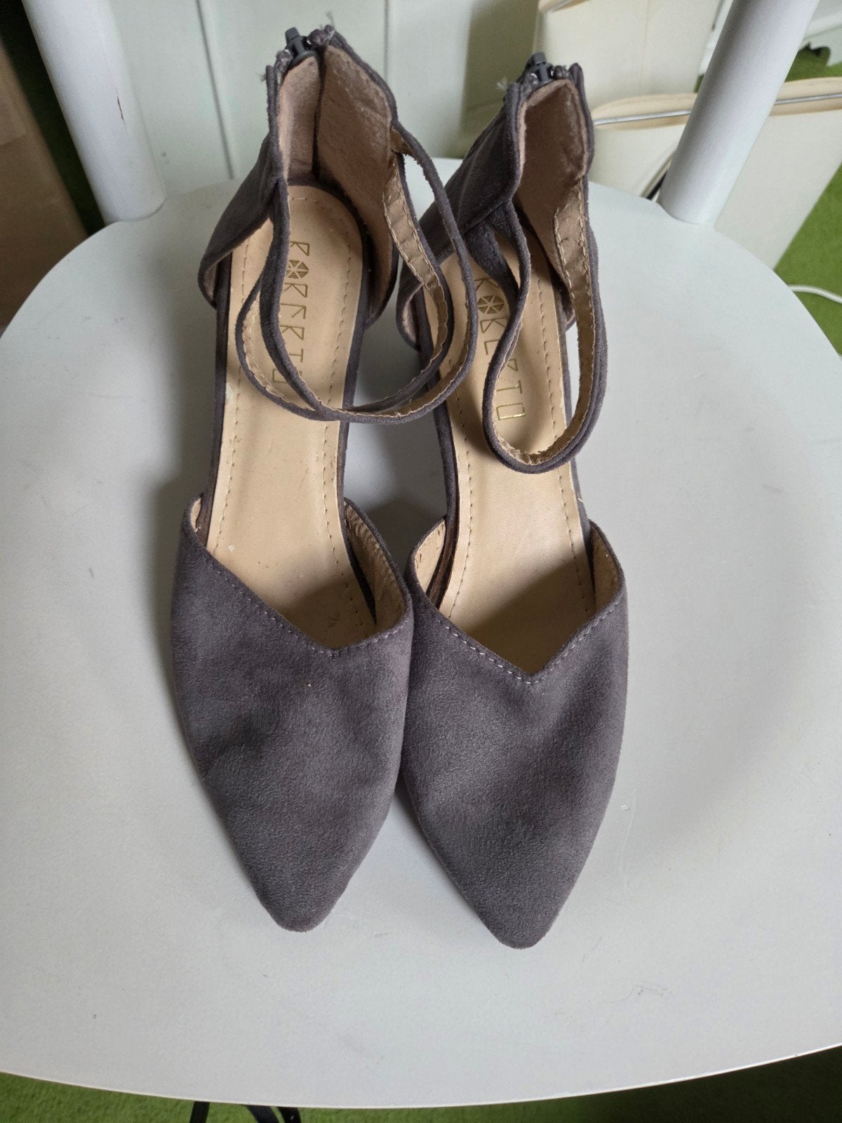 Nieuwe grijze pumps met bandjes - Maat 41, Pumps, Nieuw, Ophalen of Verzenden, Grijs