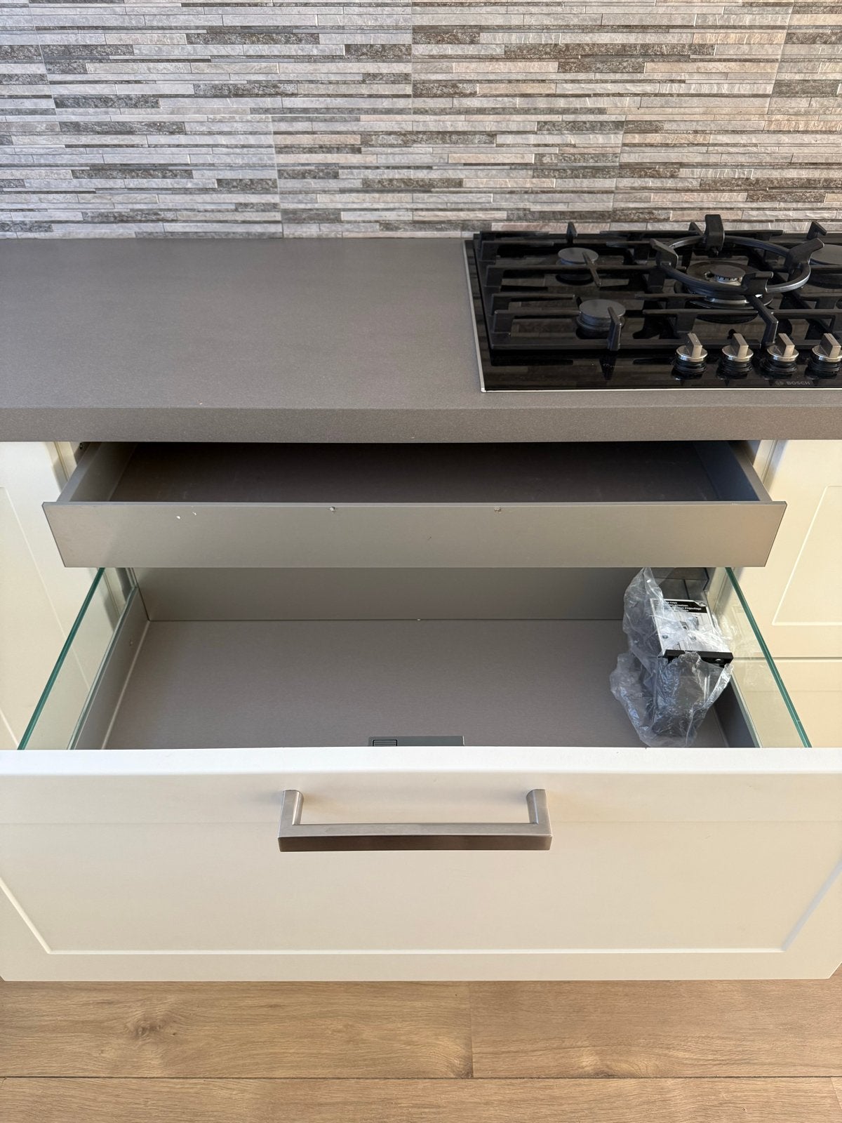 Foto 18 van Moderne witte keuken met Bosch apparatuur