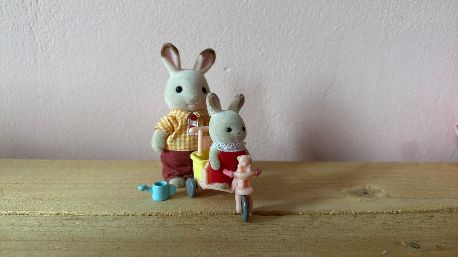 Sylvanian Families Konijn met driewieler en gieter, Ophalen of Verzenden, Zo goed als nieuw, Jongen of Meisje