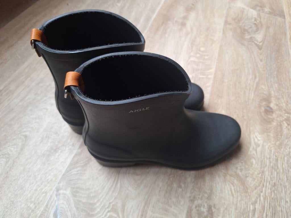 Aigle laars met hak en lederen detail, maat 40, Kleding | Dames, Schoenen, Zo goed als nieuw, Hoge laarzen, Zwart, Ophalen of Verzenden