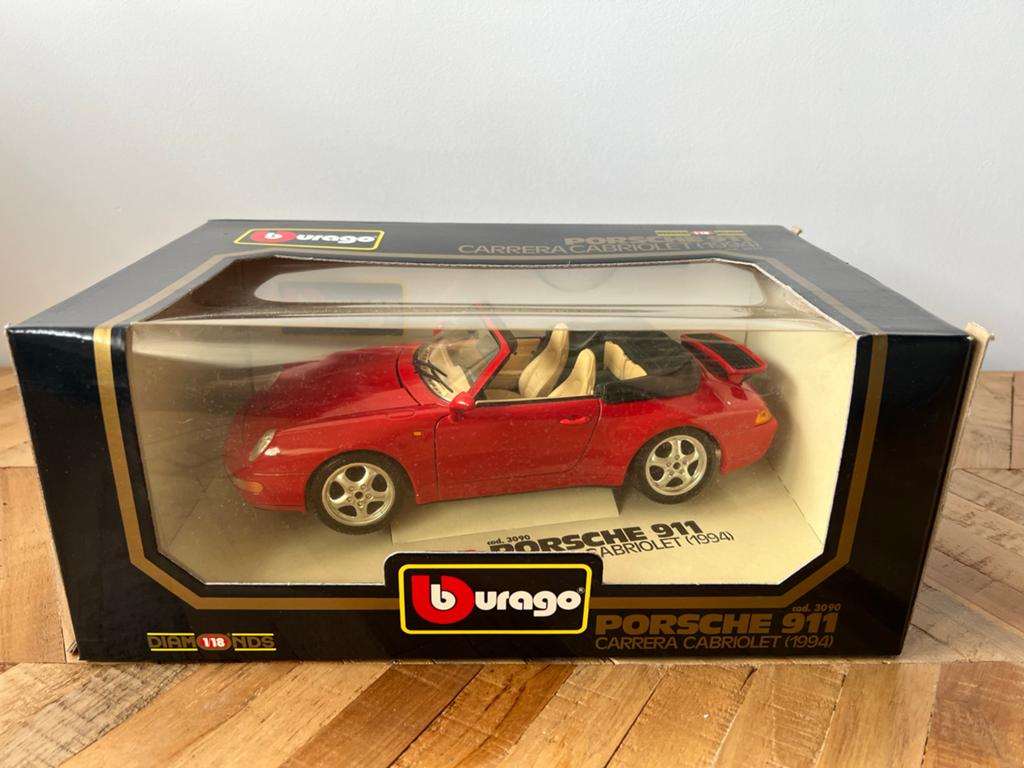 Bburago Porsche 911 Carrera Cabriolet (1994) - Schaalmodel, Hobby en Vrije tijd, Modelauto's | 1:18, Verzenden, Zo goed als nieuw