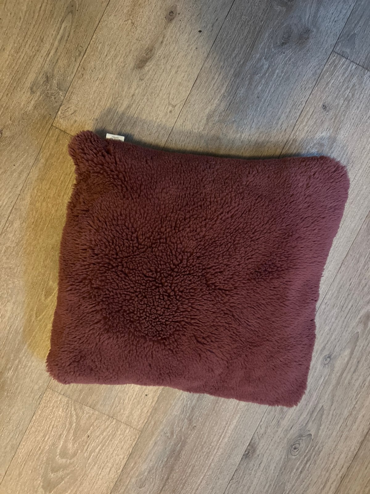 Zacht bordeauxrood sierkussen gratis af te halen!, Ophalen, Zo goed als nieuw, Overige kleuren, Vierkant