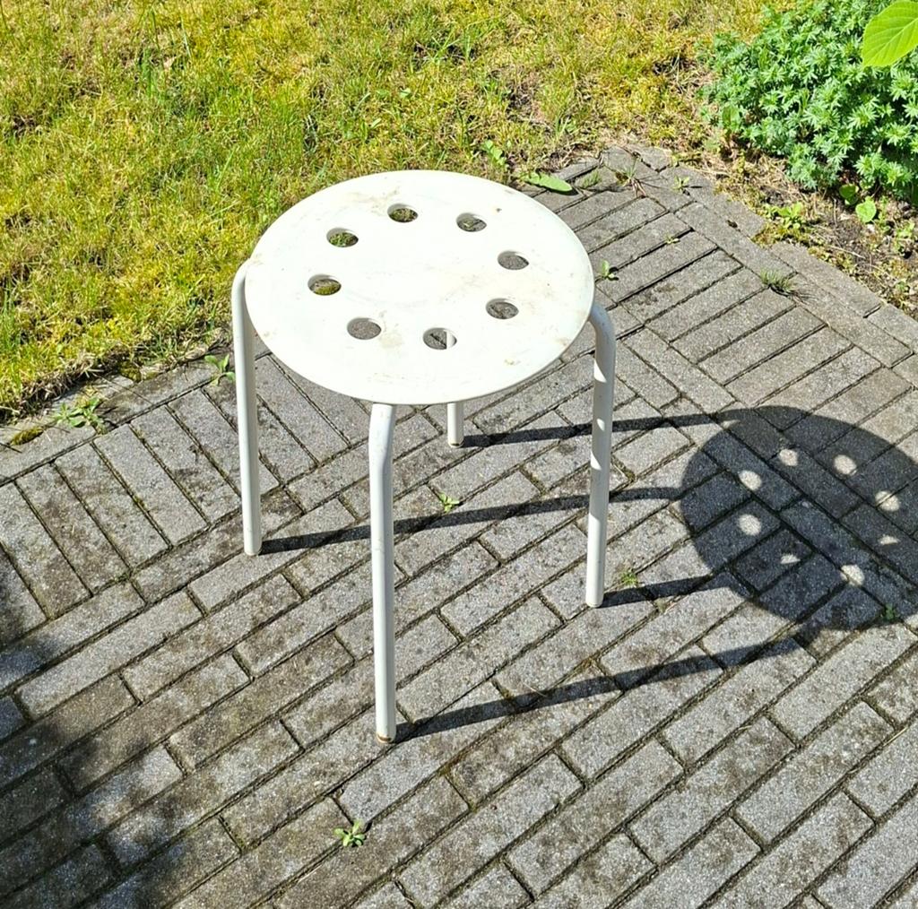 Witte kruk met geperforeerde zitting, Ophalen of Verzenden