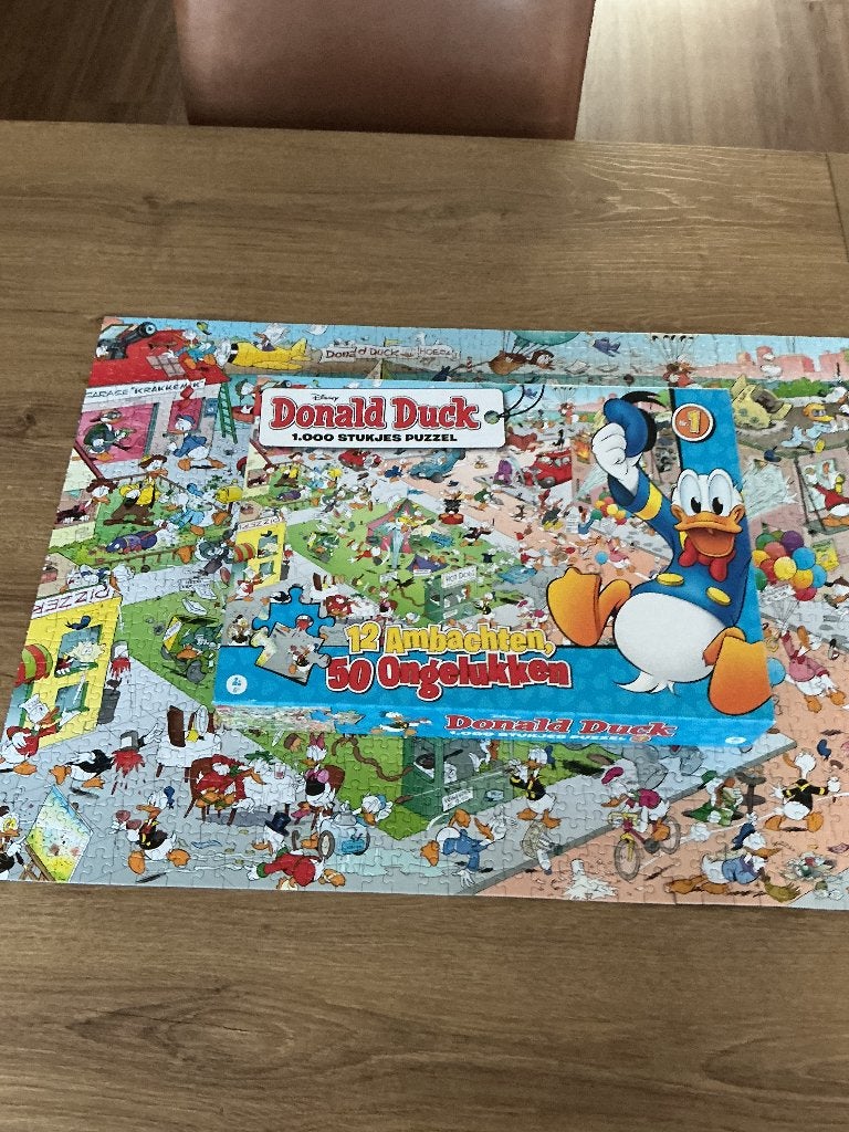 Donald Duck 1000 stukjes puzzel - Chaos in Duckstad, Ophalen of Verzenden, 500 t/m 1500 stukjes, Gebruikt, Legpuzzel