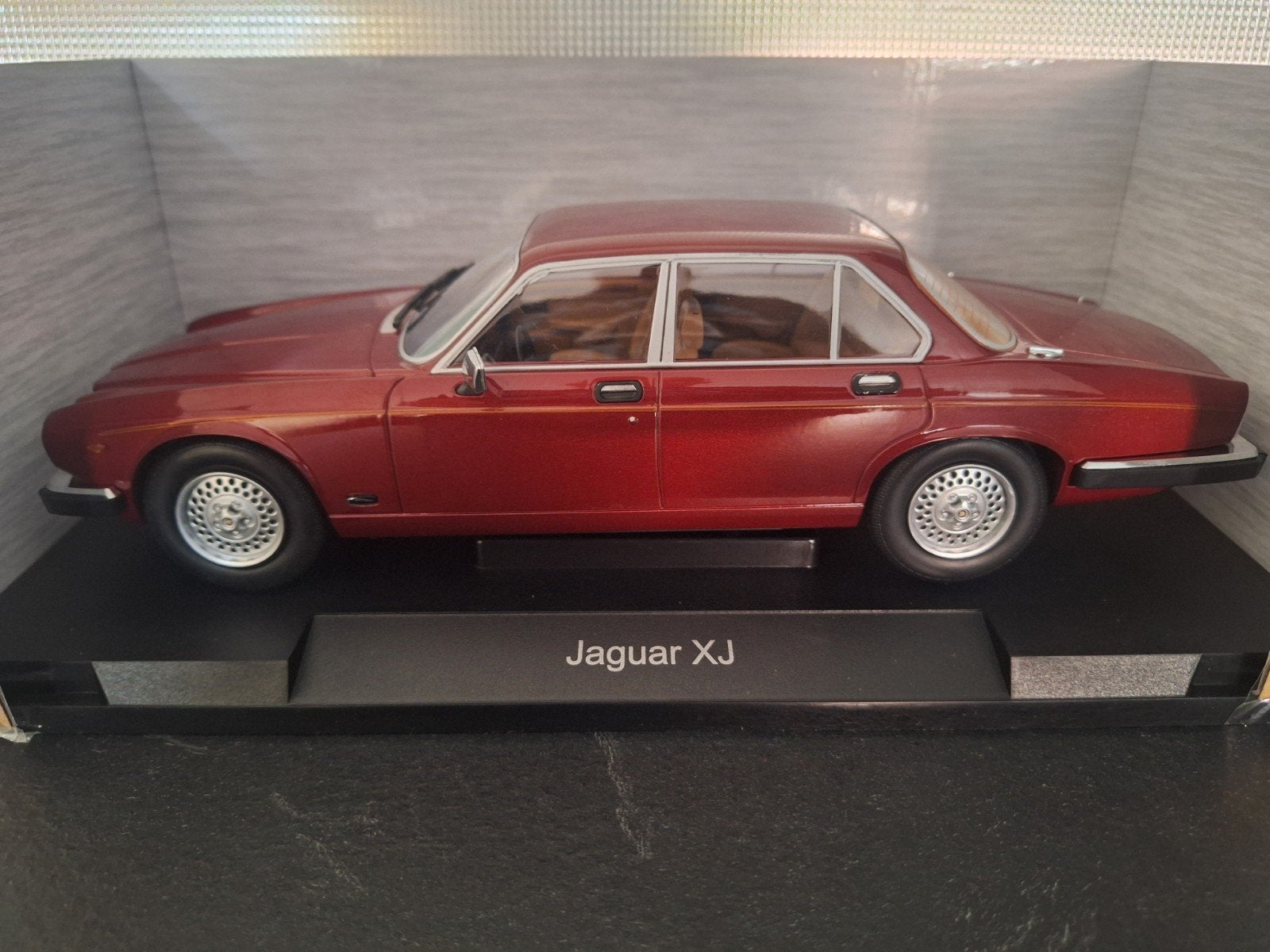 Jaguar XJ Series III Schaal 1:18, Hobby en Vrije tijd, Modelauto's | 1:18, Overige merken, MCG, Nieuw, Ophalen of Verzenden