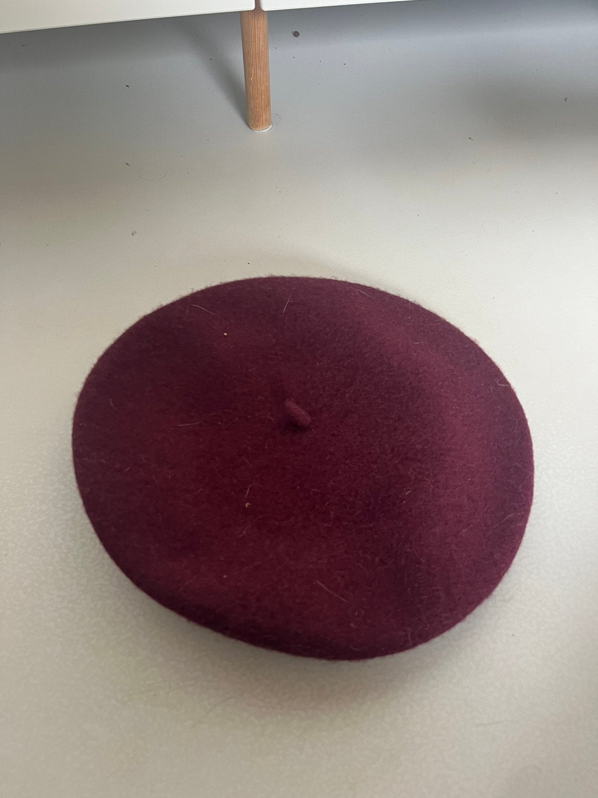 Bordeaux rode baret C&A, Ophalen of Verzenden, Zo goed als nieuw, One size fits all, Hoed