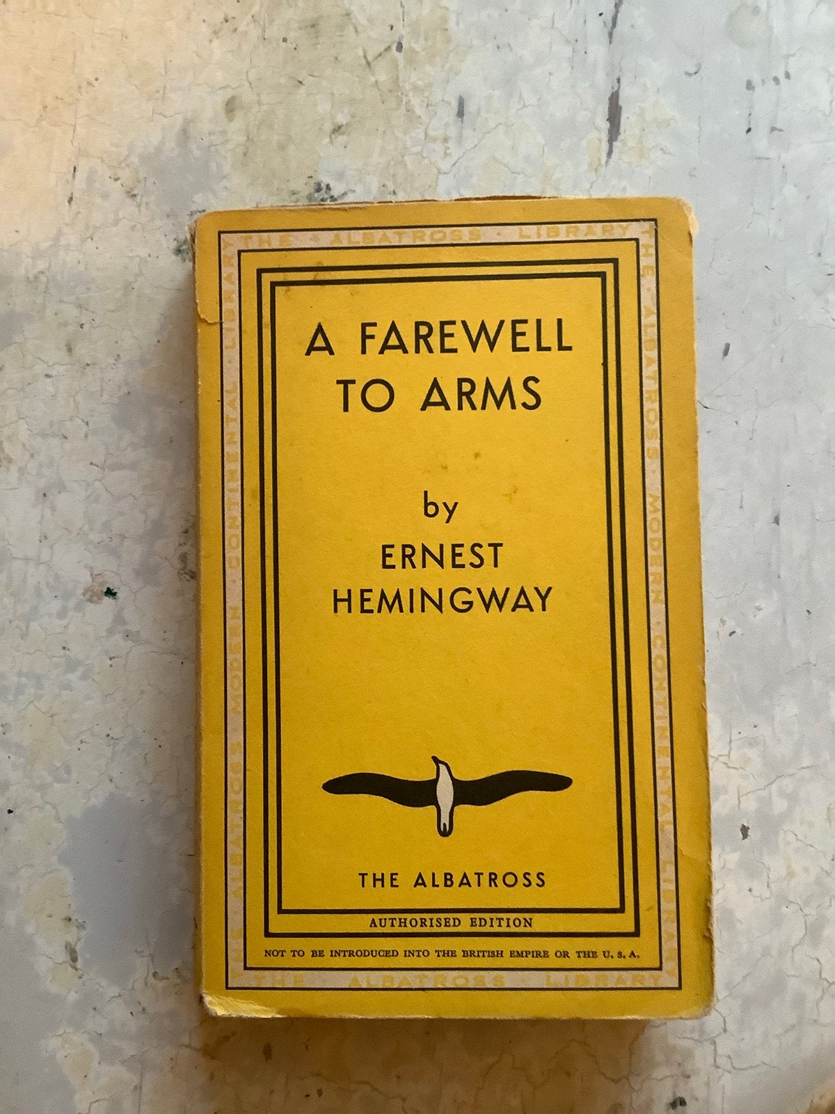 A Farewell to Arms - Ernest Hemingway (Albatross), Boeken, Ophalen of Verzenden, Gelezen