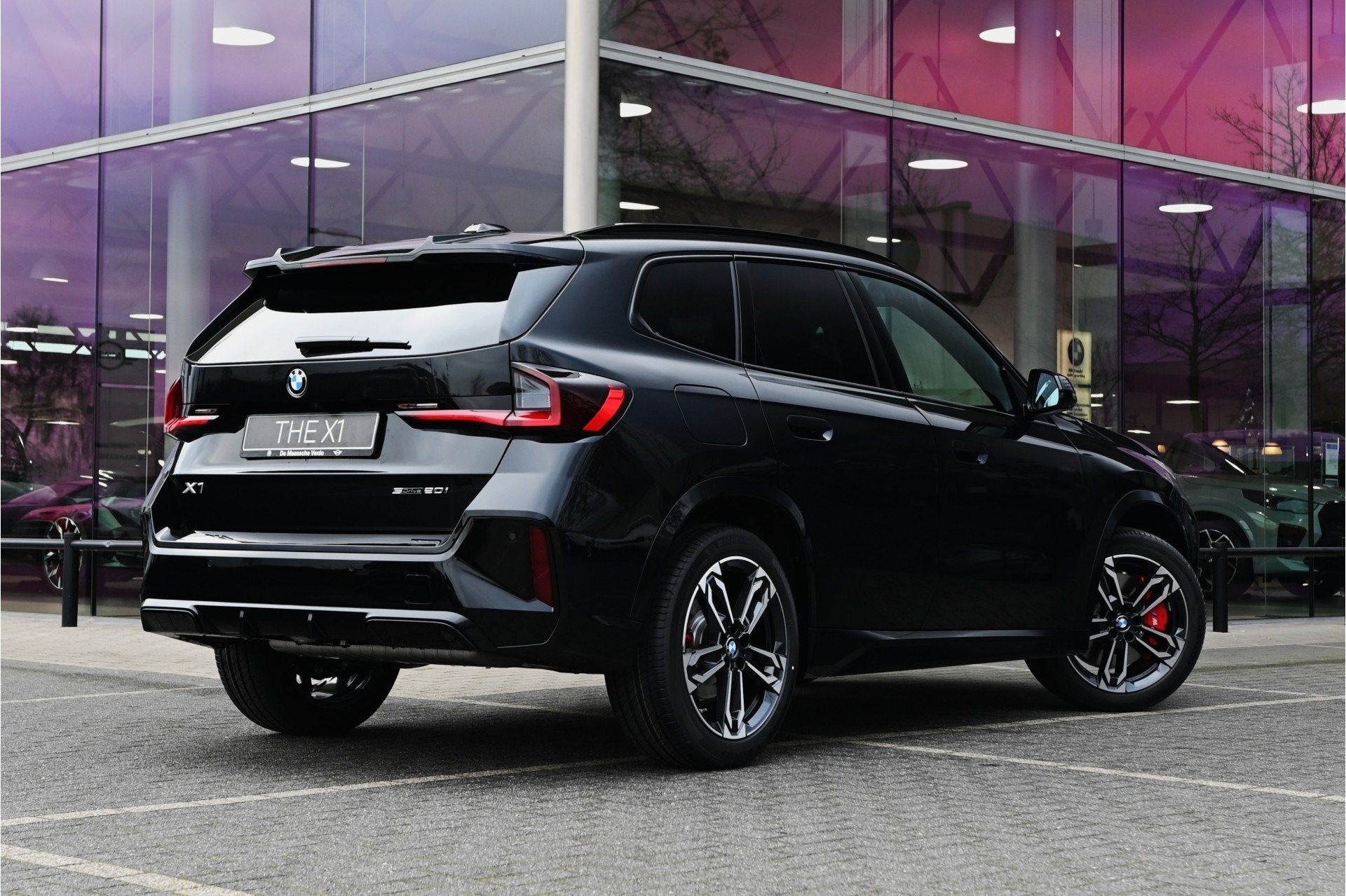 BMW X1 sDrive20i M Sport Automaat / Panoramadak / Sportstoel, Auto's, Dealer onderhouden, 1525 kg, Stoelverwarming, Zwart