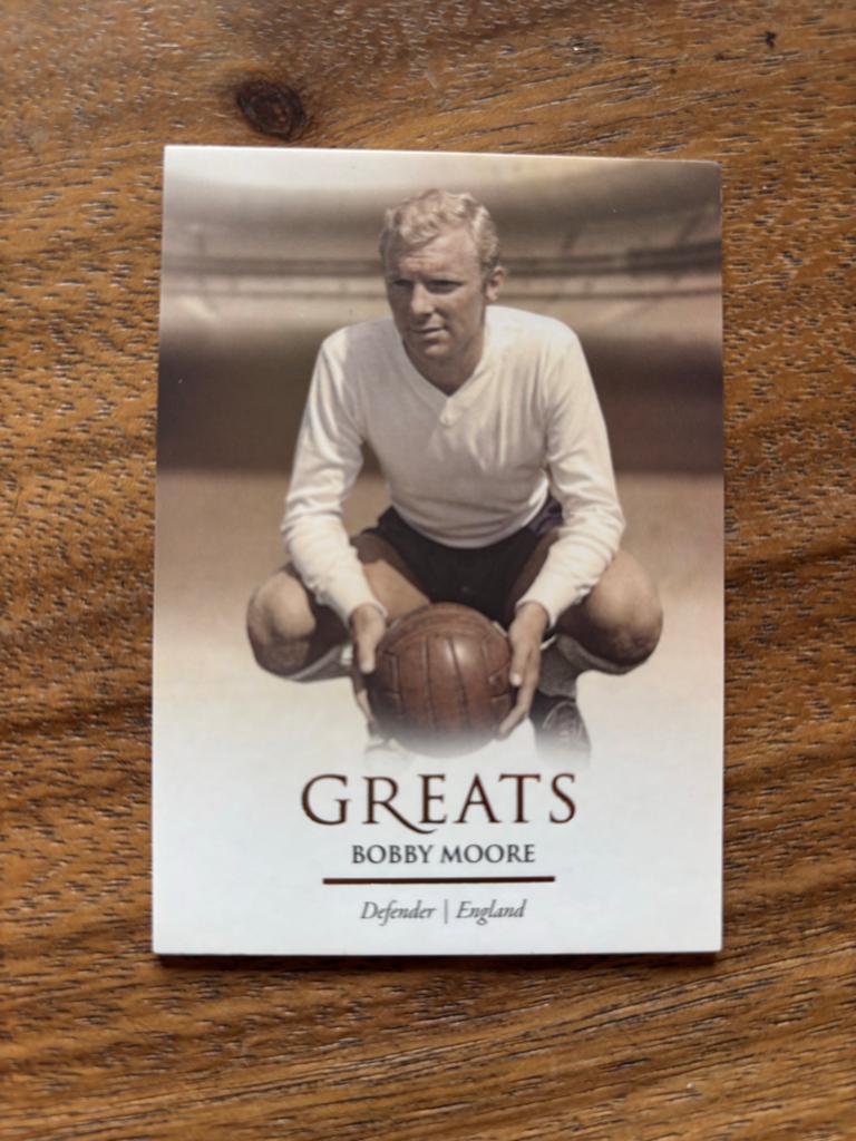 Bobby Moore Greats Spelerskaart - Futera Unique, Verzamelen, Ophalen of Verzenden, Zo goed als nieuw, Buitenlandse clubs, Spelerskaart