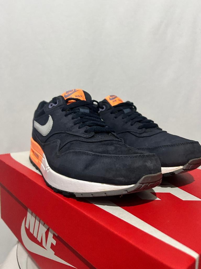 ALS NIEUW! Maat 42,5 - Nike Air Max 1 Two Tone Dark Obsidian, Kleding | Heren, Schoenen, Overige kleuren, Verzenden, Nike, Nike