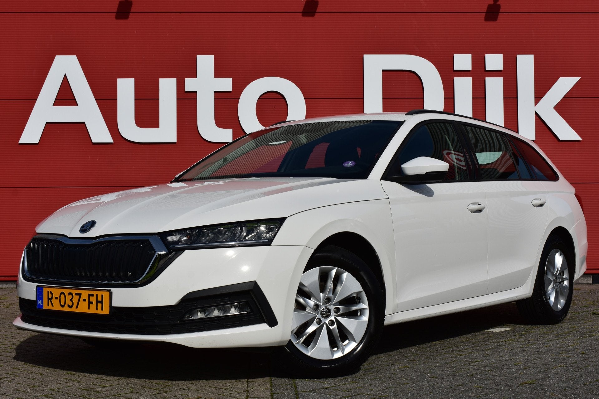 Skoda Octavia Combi 1.0 TSI Ambition LED | Carplay | DAB | N, Voorwielaandrijving, Stof, Gebruikt, Met garantie (alle)