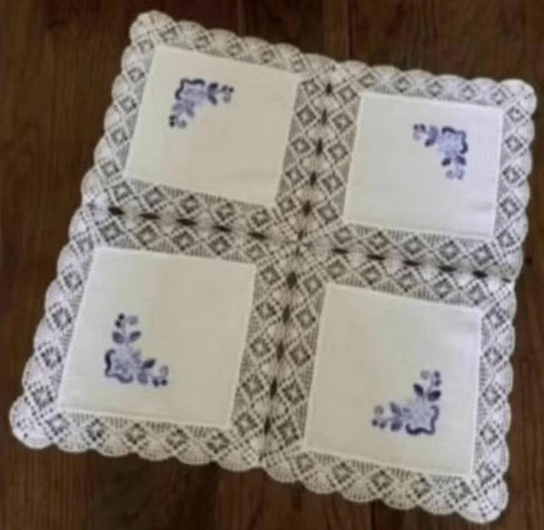 Wit dekservet geborduurde blauwe bloemen, gehaakt randje, Ophalen of Verzenden, Zo goed als nieuw, Vierkant