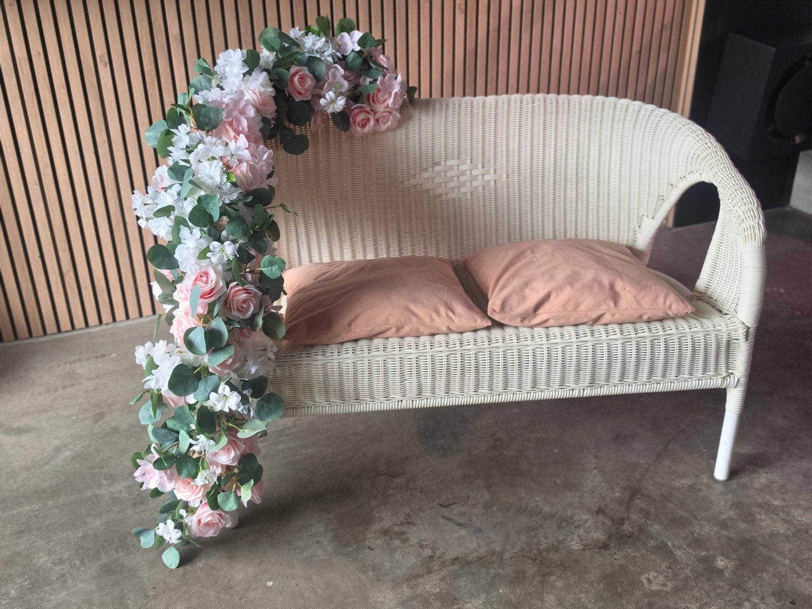 Trouwbankje met bloemen - Perfect voor ceremonie, Ophalen, Zo goed als nieuw, Tweepersoons, Minder dan 150 cm