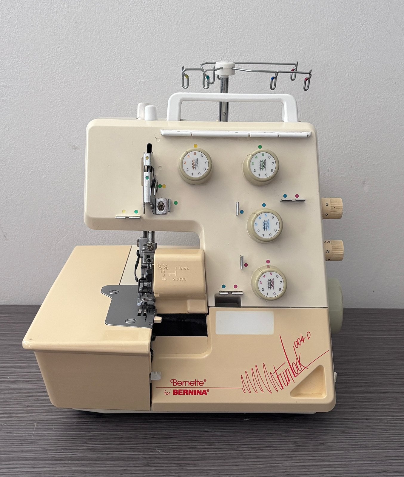Bernina Bernette 004DE lockmachine, Hobby en Vrije tijd, Naaimachines en Toebehoren, Ophalen, Gebruikt, Lockmachine, Bernina