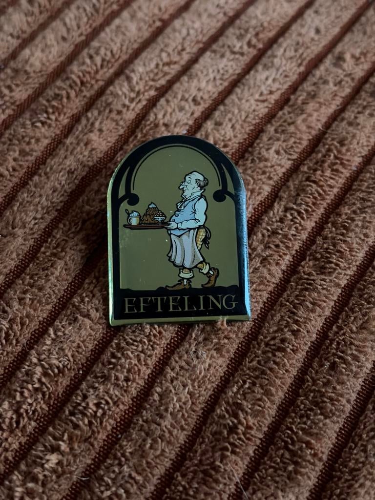 Efteling pin - Bakker met taart en koffie, Ophalen of Verzenden, Gebruikt, Button of Speldje