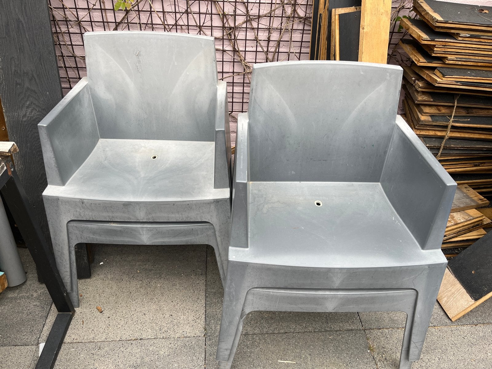 Gratis……4 Gebruikte grijze plastic tuinstoelen, Tuin en Terras, Tuinstoelen, Ophalen, Gebruikt, Plastic, Stapelbaar