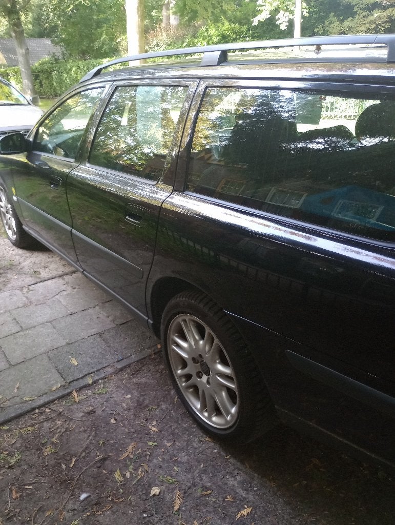 Volvo V70 2.4 T 200PK AUT 2001 Zwart, Auto's, Stof, 1800 kg, Zwart, Stationwagon