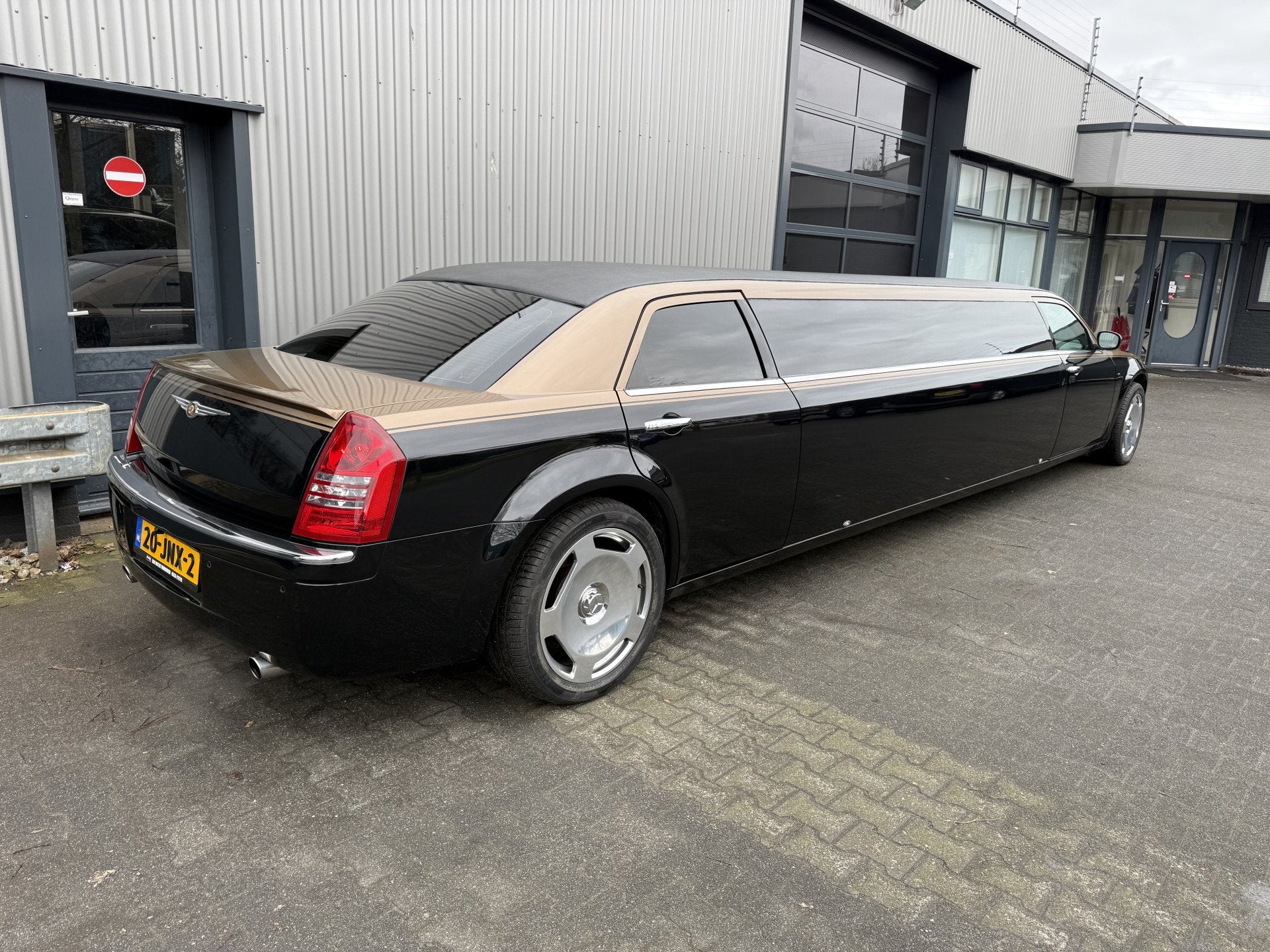 Chrysler 300C 3.5 V6 Stretch Limousine 120 Custom UNIEK! met, Auto's, Automaat, Gebruikt, Zwart, Overige carrosserieën