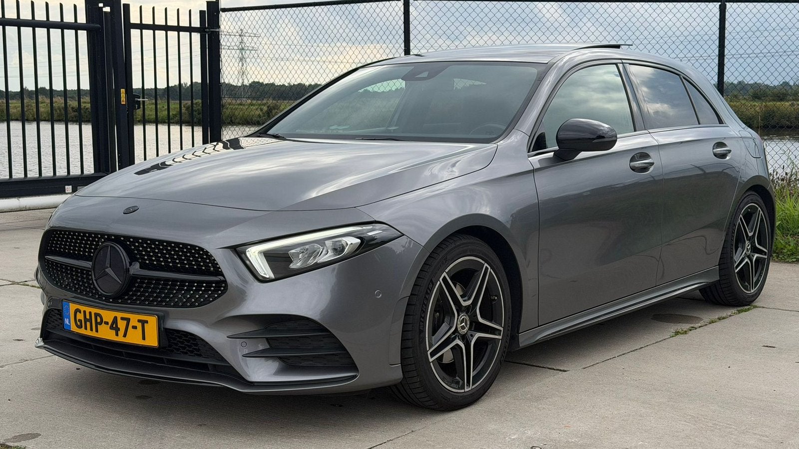 MERCEDES A 200 CARPLAY PANO AMG LINE NETTE AUTO, Auto's, Mercedes-Benz, Voorwielaandrijving, Zwart, 4 cilinders, 163 pk