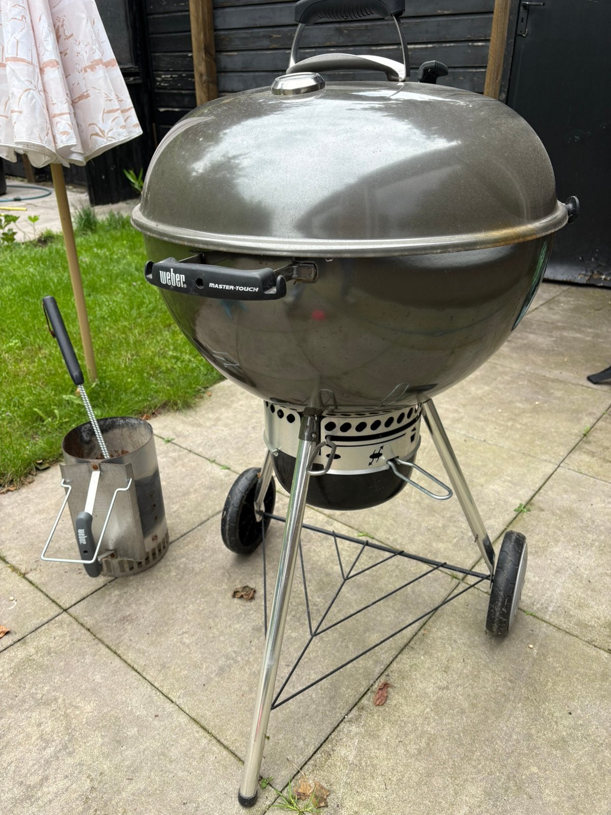 Weber BBQ 57cm, incl brikettenstarter, borstel, en grill, Ophalen, Gebruikt