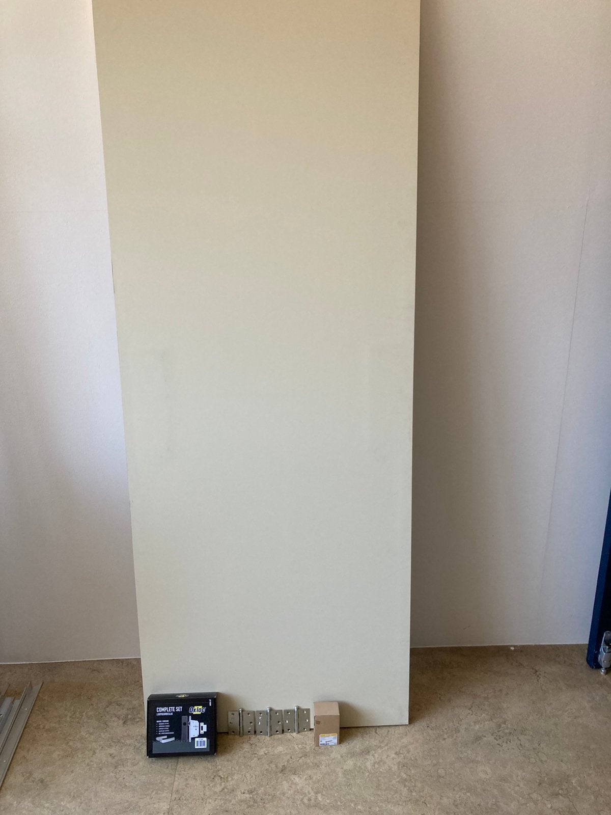 Boarddeur met hang- en sluitwerk en schroeven, Ophalen, Minder dan 80 cm, Binnendeur, Nieuw